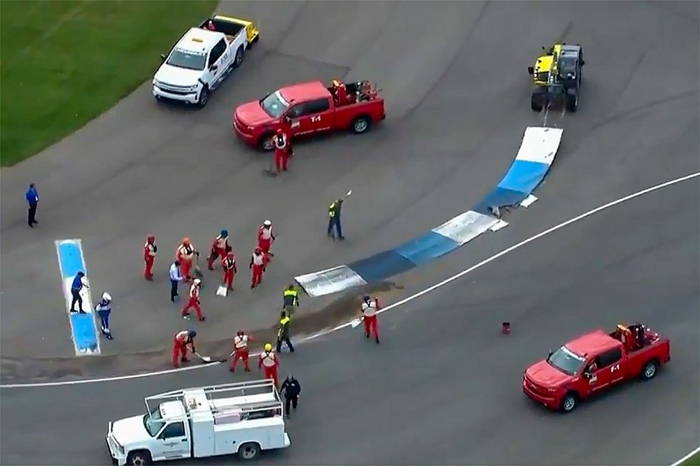 Indianapolis'teki NASCAR yarışına, tuhaf bordür kazaları damga vurdu