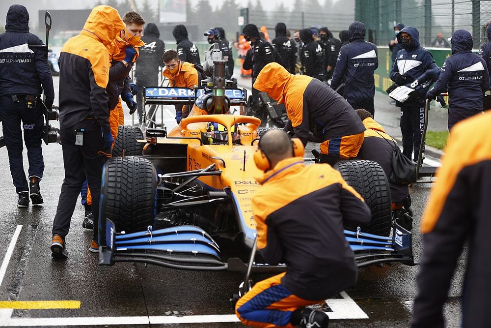 Mechanics on the grid with Lando Norris, McLaren MCL35M