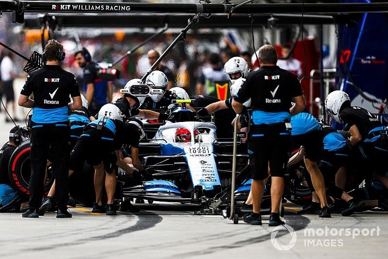 Robert Kubica, Williams FW42, in the pits during practice