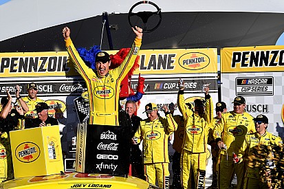 Рестарт, газ в пол, авария. Логано вырвал победу на финише хаотичной гонки NASCAR