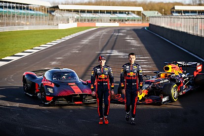 VIDEO: Verstappen test Aston Martin Valkyrie: "Geschifte wagen"