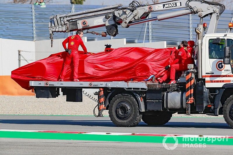 Sebastian Vettel, Ferrari, se para en la pista de Montmeló