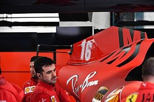 Ha egy F1-es pilóta egyik szerelője fertőzött lesz, a versenyzőt is azonnal elkülönítik