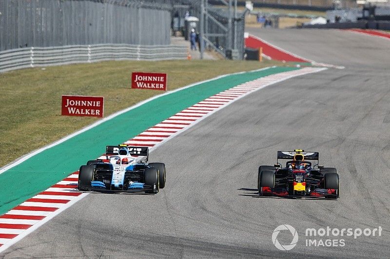 Alex Albon, Red Bull Racing RB15, passes Robert Kubica, Williams FW42