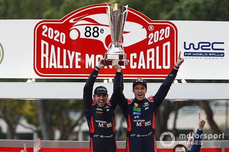 Podio: il vincitore Thierry Neuville, Nicolas Gilsoul, Hyundai Motorsport Hyundai i20 Coupe WRC