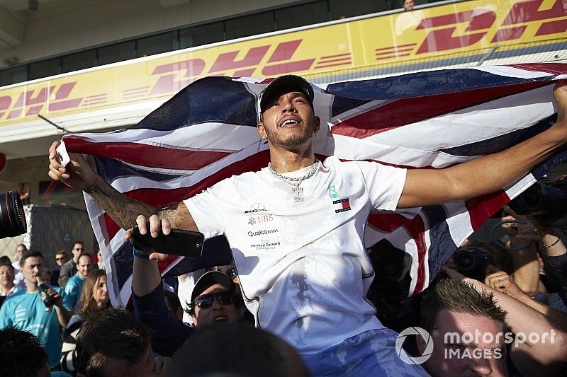 Hamilton, emocionado por mensajes de Alonso y Dennis