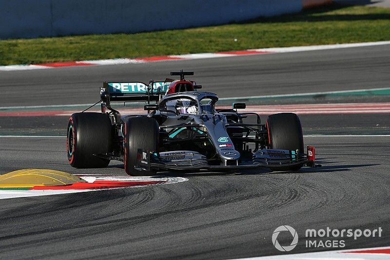 Hamilton örül, hogy a Mercedes más utakon jár, mint a többi F1-es csapat