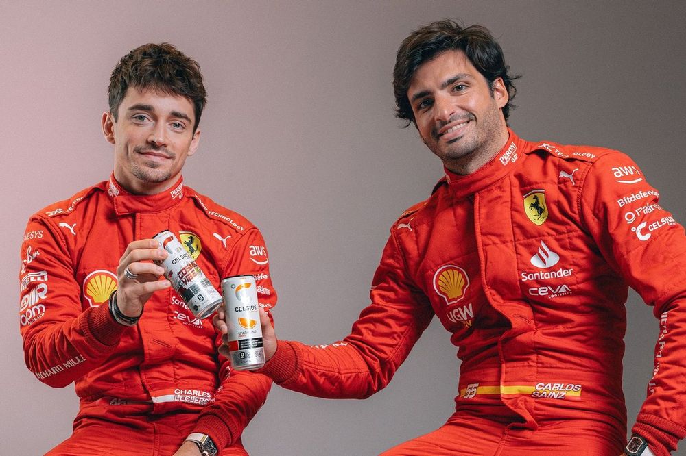 Charles Leclerc, Carlos Sainz, Ferrari con la bebida Celsius