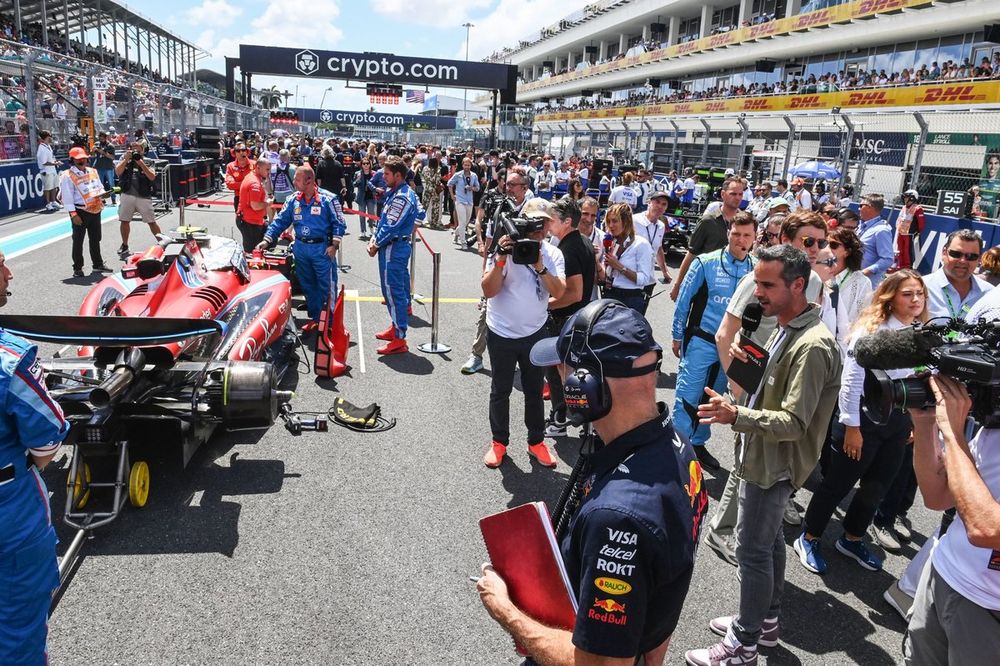 Adrian Newey, Director de Tecnología de Red Bull Racing, observa el coche de Carlos Sainz, Ferrari SF-24, en la parrilla.
