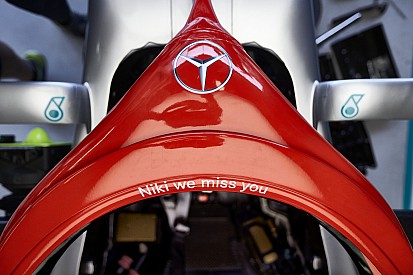 A Mercedes „örökre” megtartja a piros designt az autóin Niki Lauda miatt