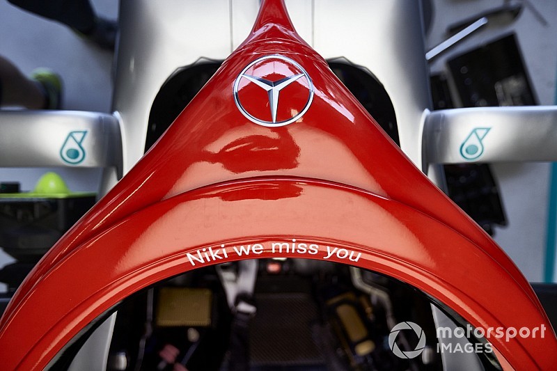 A Mercedes „örökre” megtartja a piros designt az autóin Niki Lauda miatt