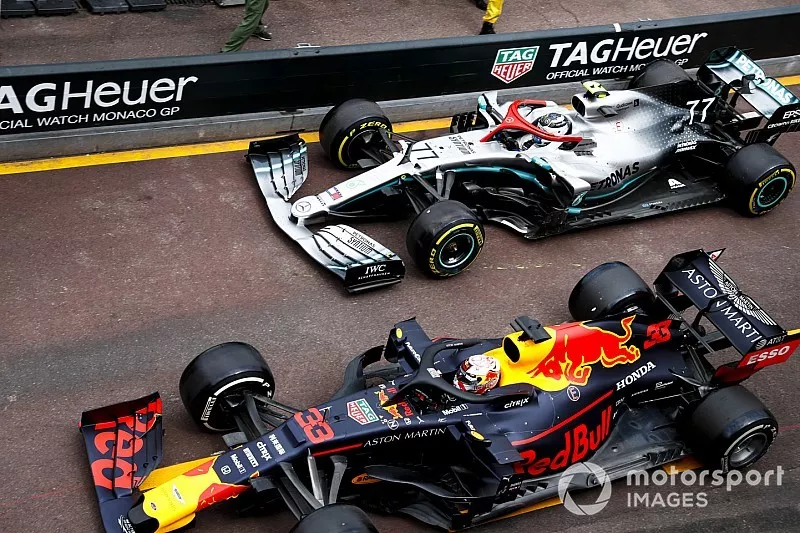 Max Verstappen, Red Bull Racing RB15, en Valtteri Bottas, Mercedes AMG W10