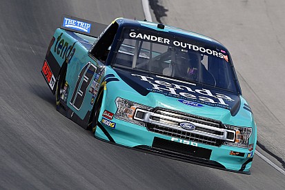 VÍDEO: Piloto da Nascar Truck perde a cabeça e joga o carro sobre o rival