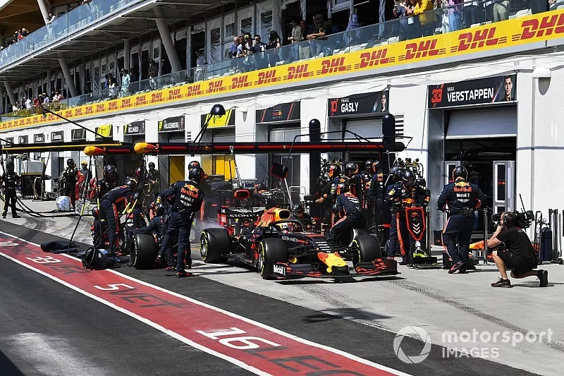Max Verstappen, Red Bull Racing RB15, in de pits