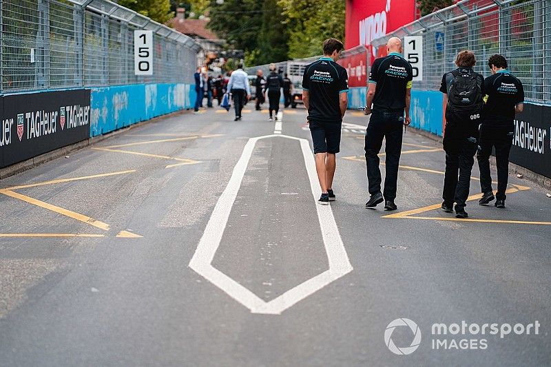 Alex Lynn, Panasonic Jaguar Racing, on a track walk