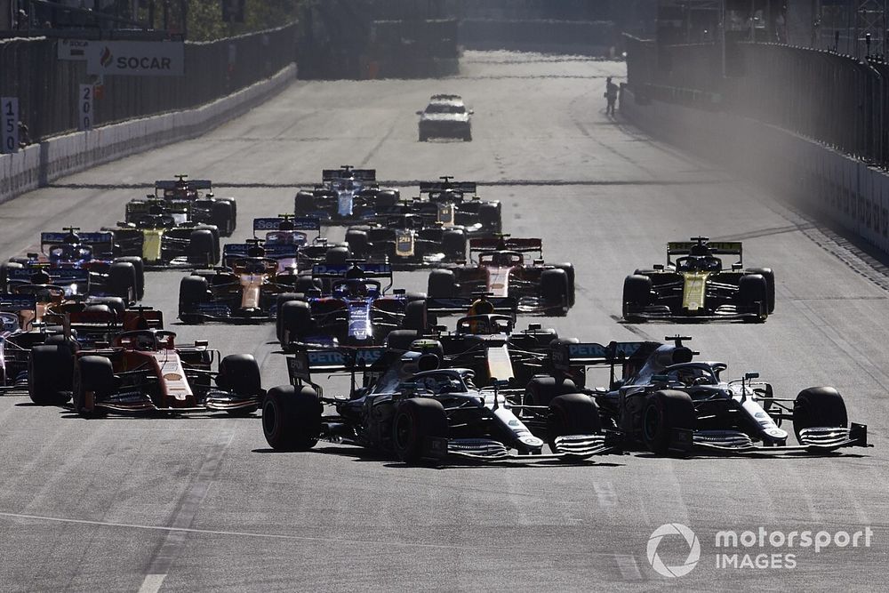 Valtteri Bottas, Mercedes AMG W10, voor Lewis Hamilton, Mercedes AMG F1 W10, Sebastian Vettel, Ferrari SF90, Sergio Perez, Racing Point RP19, Max Verstappen, Red Bull Racing RB15, en de rest van het veld bij de start