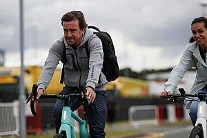 Alonso'nun gelişi Aston Martin çalışanları tarafından "coşkuyla" karşılanmış