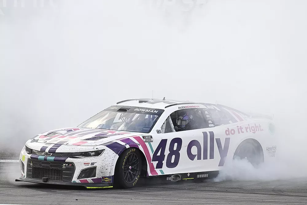 Race winner Alex Bowman, Hendrick Motorsports, Chevrolet Camaro