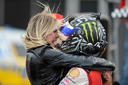 Átila comenta pacto 'anti-ciúme' com Renata Fan, 'zoeiras' de Denílson e amizade com Vettel