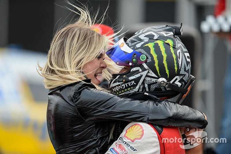 Átila comenta pacto 'anti-ciúme' com Renata Fan, 'zoeiras' de Denílson e amizade com Vettel