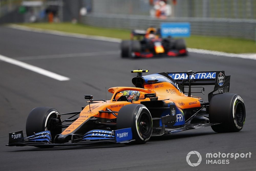 Lando Norris, McLaren MCL35, devant Max Verstappen, Red Bull Racing RB16