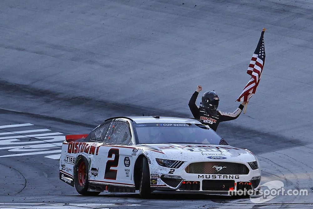 Keselowski gana en Bristol tras choque de Elliott y Logano