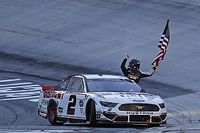 Keselowski gana en Bristol tras choque de Elliott y Logano