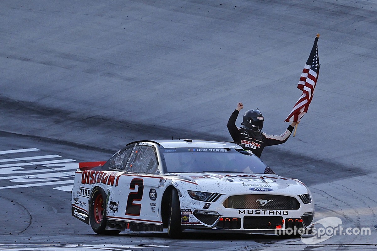 Keselowski gana en Bristol tras choque de Elliott y Logano
