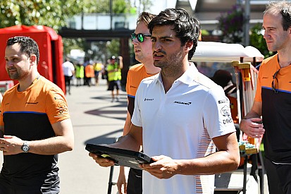 Sainz looft teamspirit McLaren-familie in videoboodschap