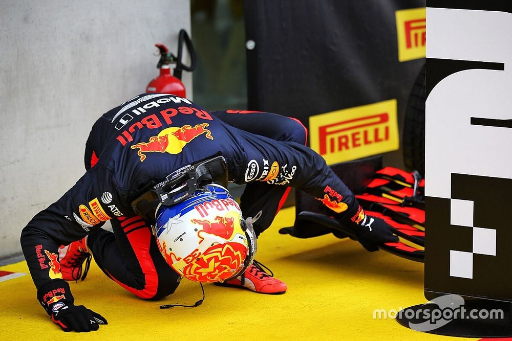 Max Verstappen, Red Bull Racing, investiga la parte inferior de su alerón delantero en la clasificación