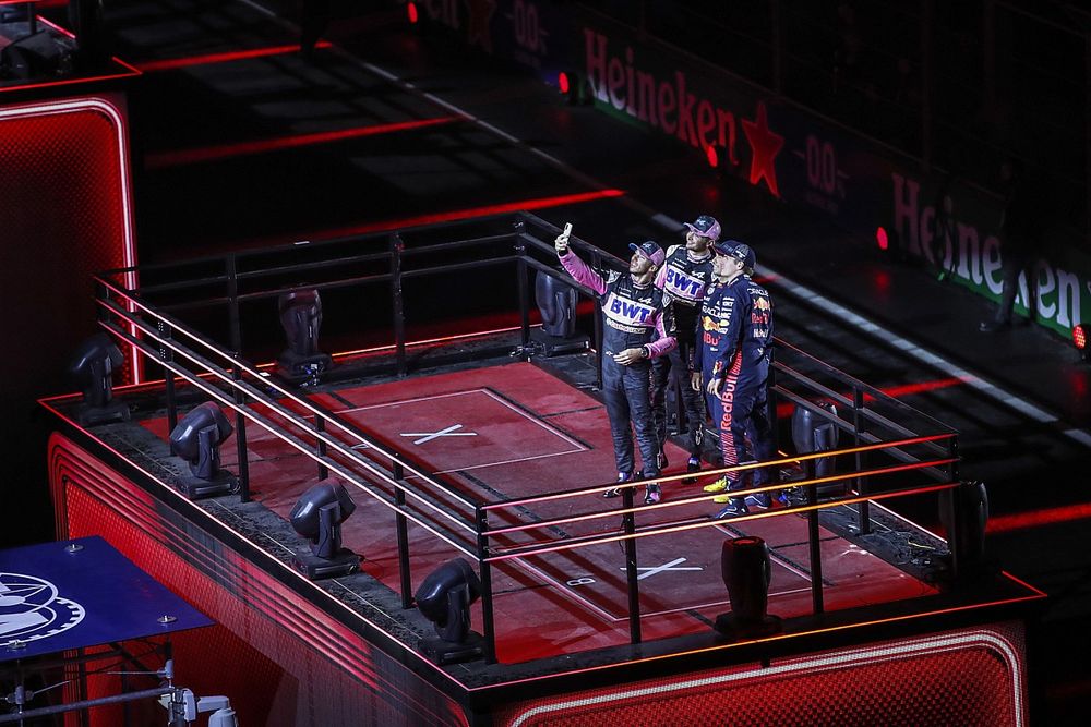 Pierre Gasly, Alpine F1 Team, Esteban Ocon, Alpine F1 Team, Sergio Perez, Red Bull Racing, Max Verstappen, Red Bull Racing, take a selfie