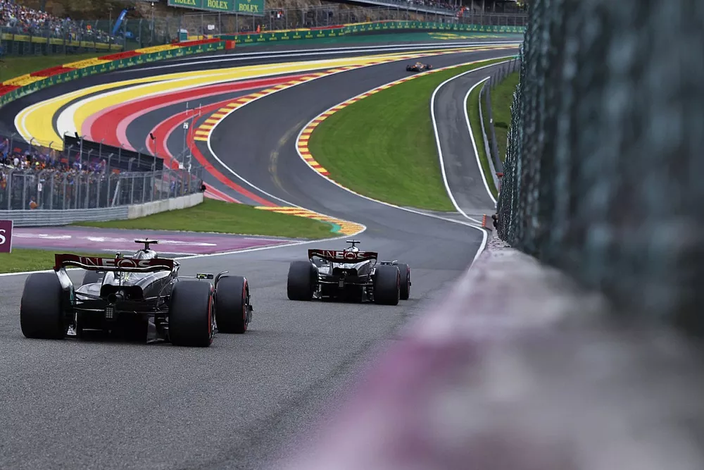 George Russell, Mercedes F1 W14, Lewis Hamilton, Mercedes F1 W14