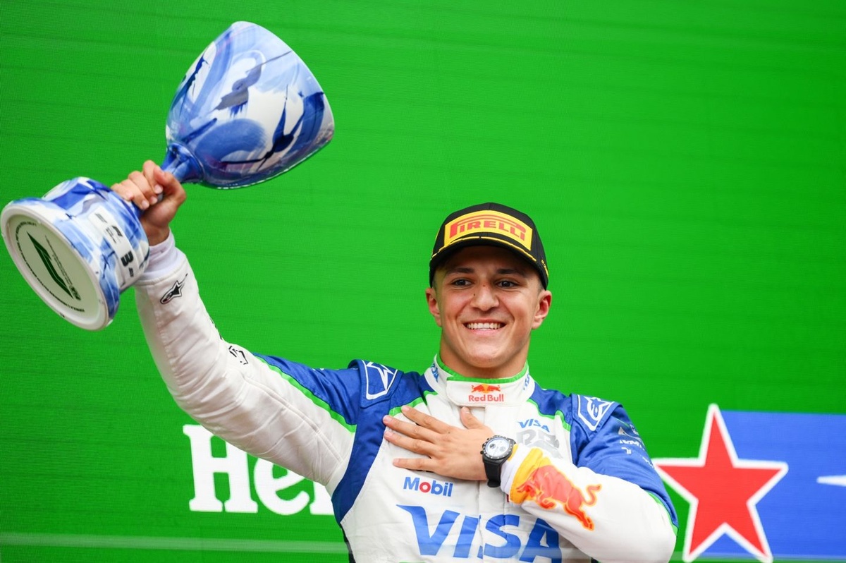 Isack Hadjar sur le podium : 