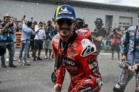 Bagnaia: "Esta victoria va para el equipo; no tenemos una idea clara de qu&eacute; pasa"