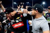 VIDEO: Stenhouse da un puñetazo en la cara a Busch tras la NASCAR All-Star Race