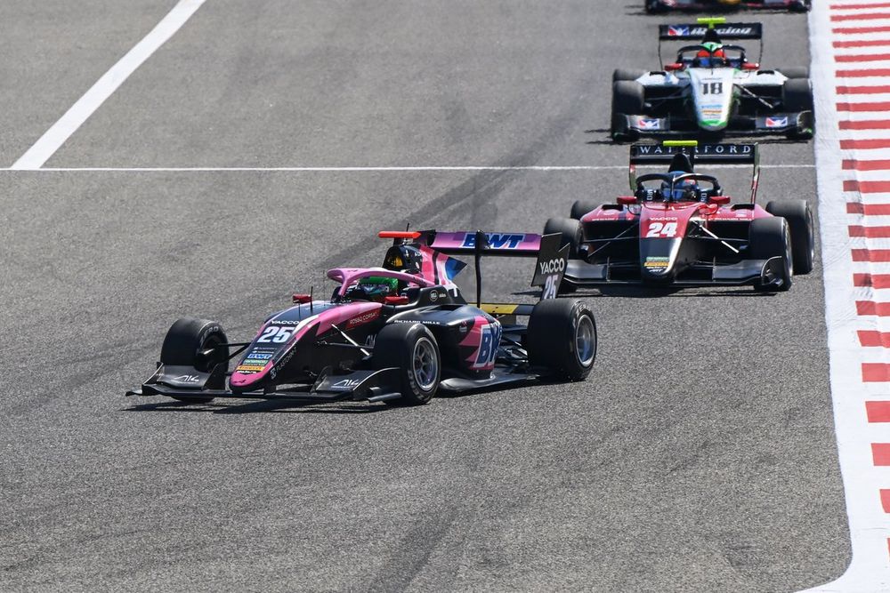 Nikola Tsolov (BGR, ART Grand Prix) leads Laurens van Hoepen (NLD, ART Grand Prix)