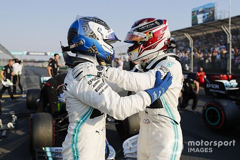 Le poleman Lewis Hamilton, Mercedes AMG F1 et Valtteri Bottas, Mercedes AMG F1 dans le Parc Fermé