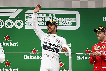 Hamilton wint duizendste F1-race, Verstappen vierde in China