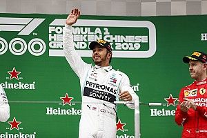 Hamilton wint duizendste F1-race, Verstappen vierde in China