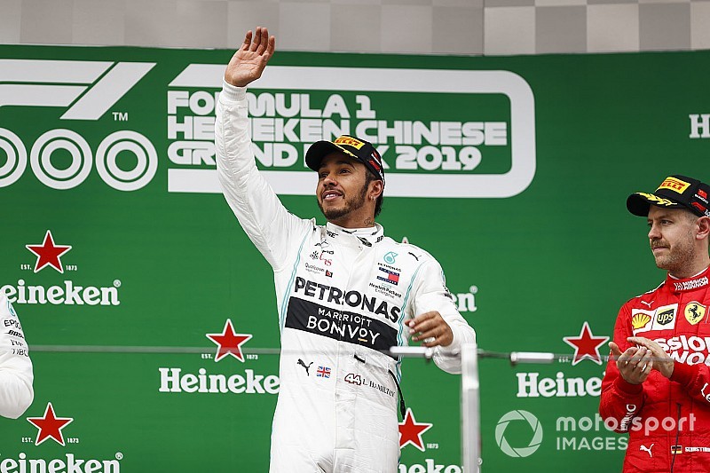 Hamilton wint duizendste F1-race, Verstappen vierde in China