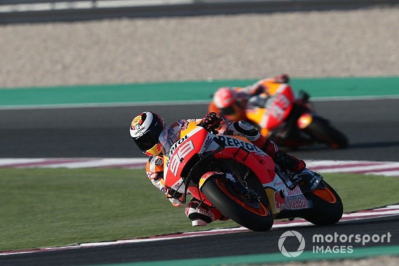 Fuertes caídas de Lorenzo y Márquez en un tercer ensayo marcado por el viento