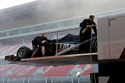 Haas es el primero en estrenar su nuevo coche en Montmeló