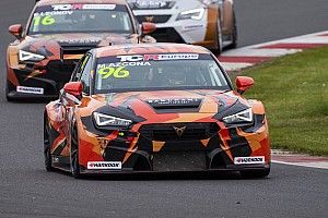 TCR Europe: Azcona domina Gara 1 allo Slovakia Ring