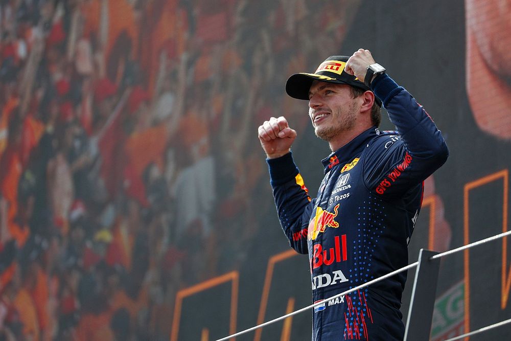 Verstappen completeert hattrick met zege in GP van Oostenrijk