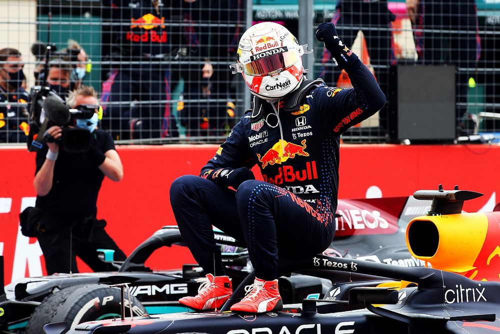 Max Verstappen, Red Bull Racing, célèbre sa victoire dans le parc fermé