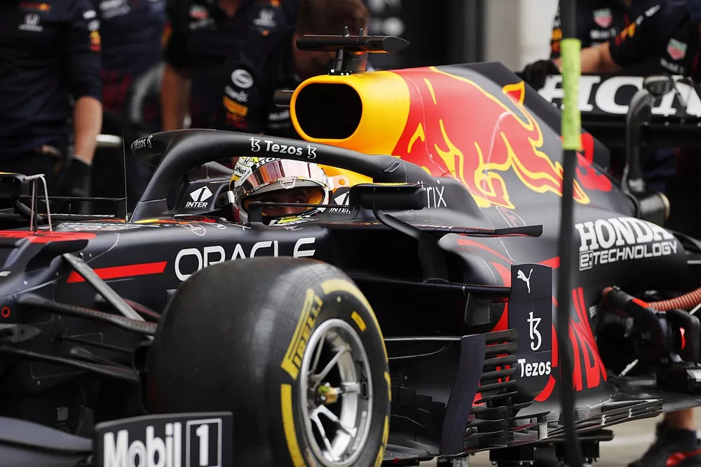 Max Verstappen, Red Bull Racing RB16B, dans la voie des stands