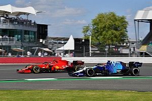 Russell, sancionado por sacar de la carrera a Sainz, que se libra