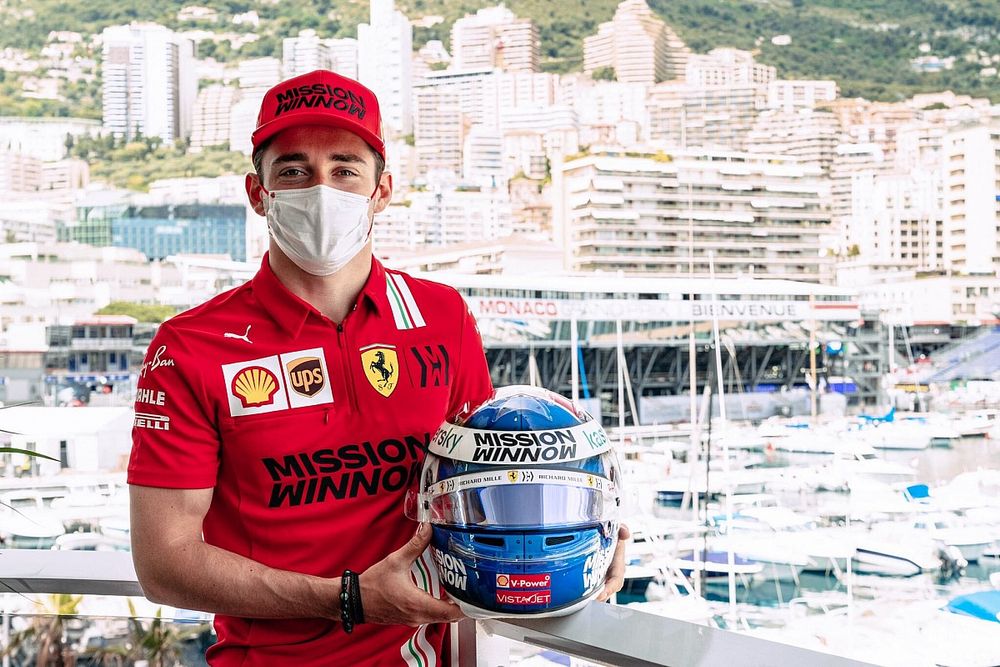 Charles Leclerc, Ferrari met zijn helm voor Monaco