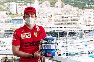 Leclerc rinde un homenaje con su casco en Mónaco