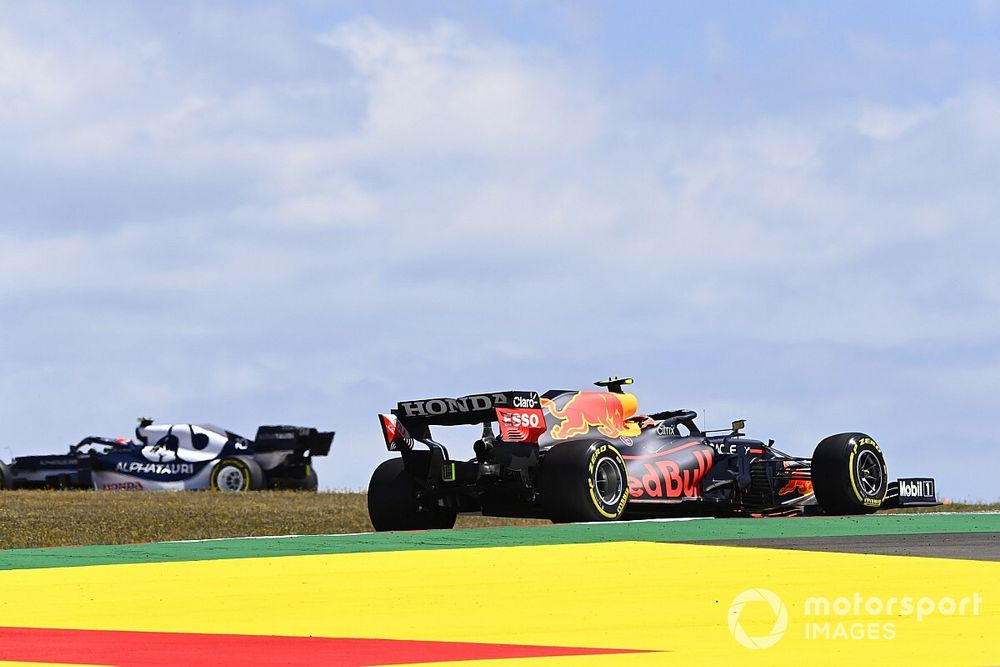 В Red Bull объяснили, чем Перес лучше Гасли